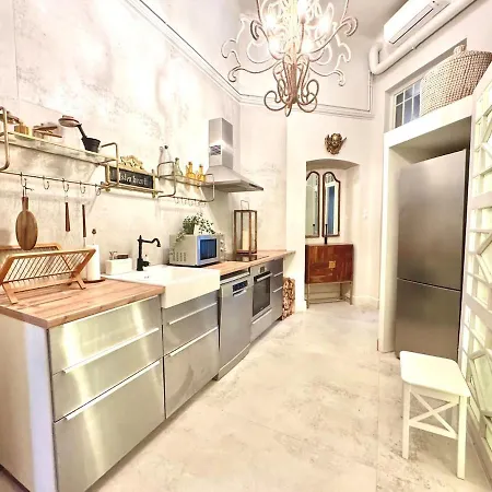 Andrassy Palace-stylish 2 شقة