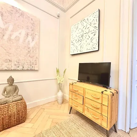 شقة Andrassy Palace-stylish 2 *