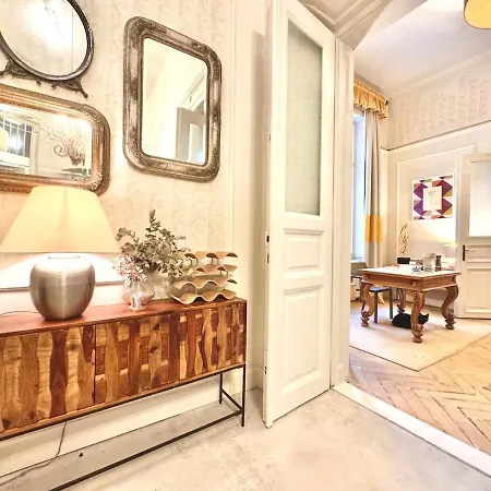 شقة Andrassy Palace-stylish 2 *
