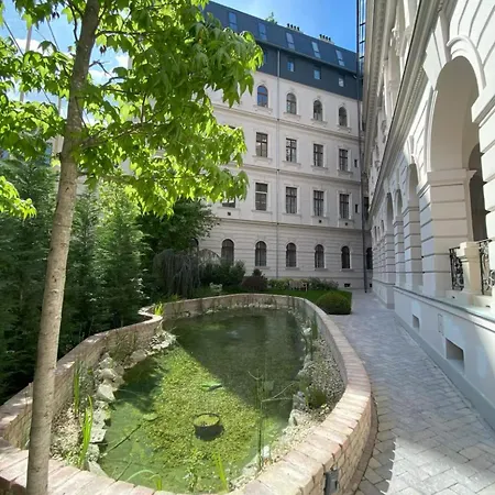شقة Andrassy Palace-stylish 2 *